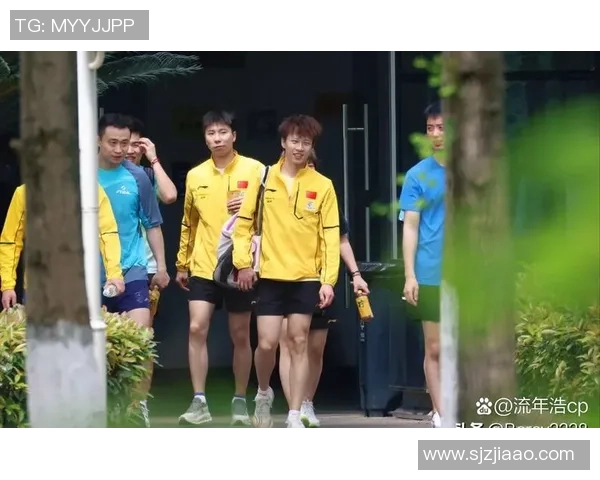 足球明星黑皮帅哥视频揭秘他的训练日常与场上精彩瞬间