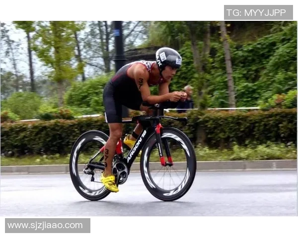 重庆足球队崛起之路：从默默无闻到赛场英雄的成长历程