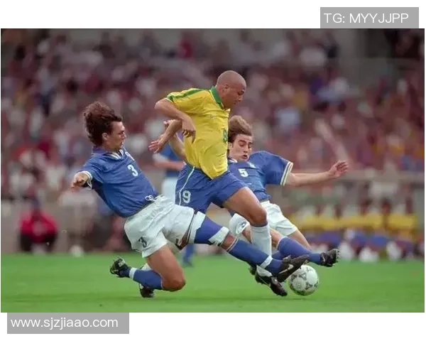 足球明星在镜头前奔跑展现风采与激情的精彩瞬间 足球明星在镜头前奔跑展现风采与激情的精彩瞬间